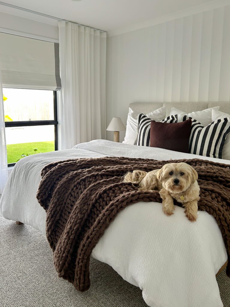 @amberfisherart Lola & Accents Linen Roman Blind